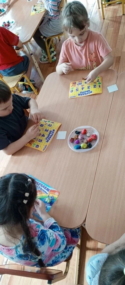 На занятии по лепке пластилином мы с ребятами поговорили о сказках. О том, что сказка учит добру и ж