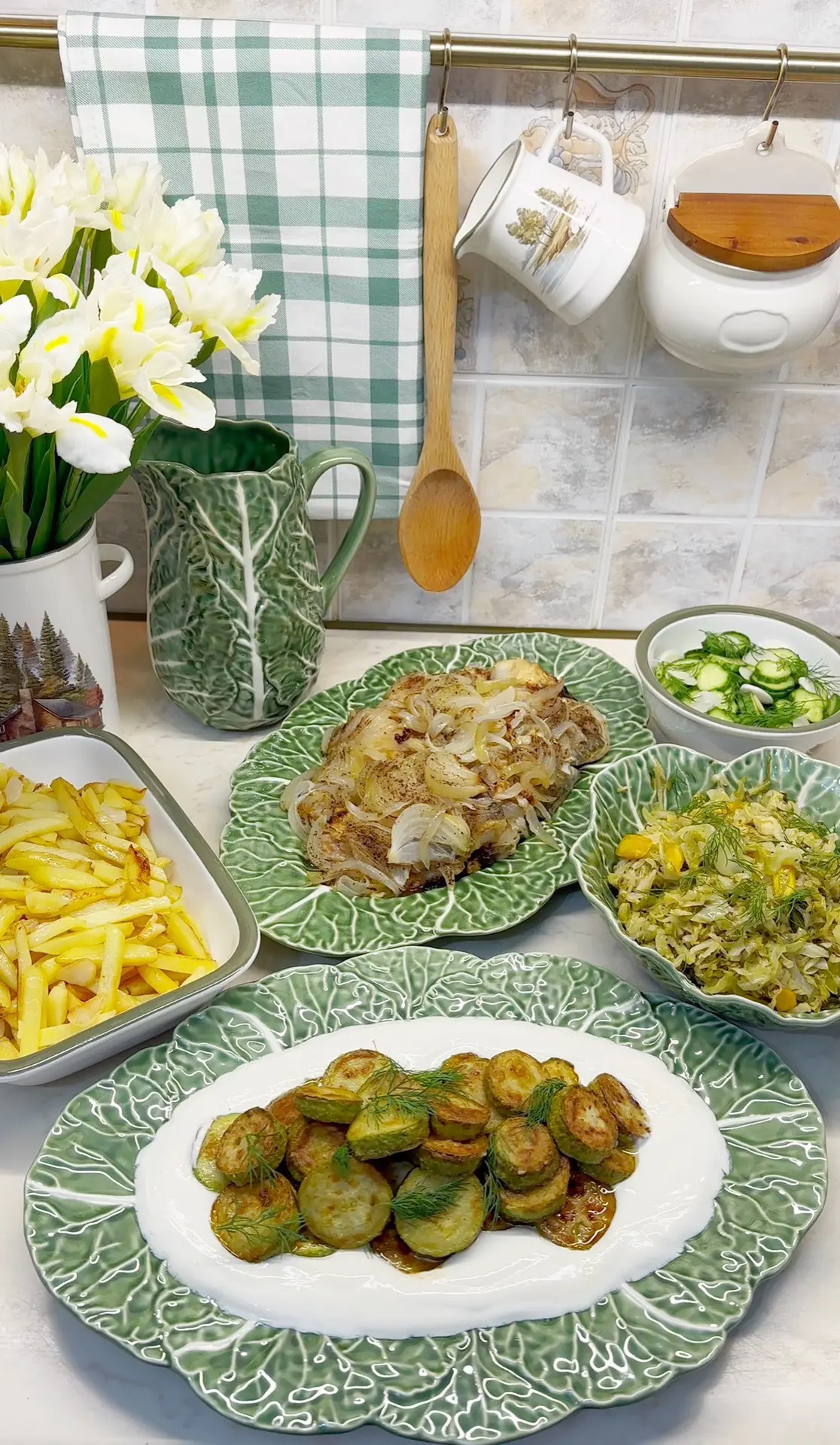 Простой деревенский ужин готов 🥘 

🐟 жаренная с луком рыба 
🥔картошечка 
🥒салат из огурцов с чес