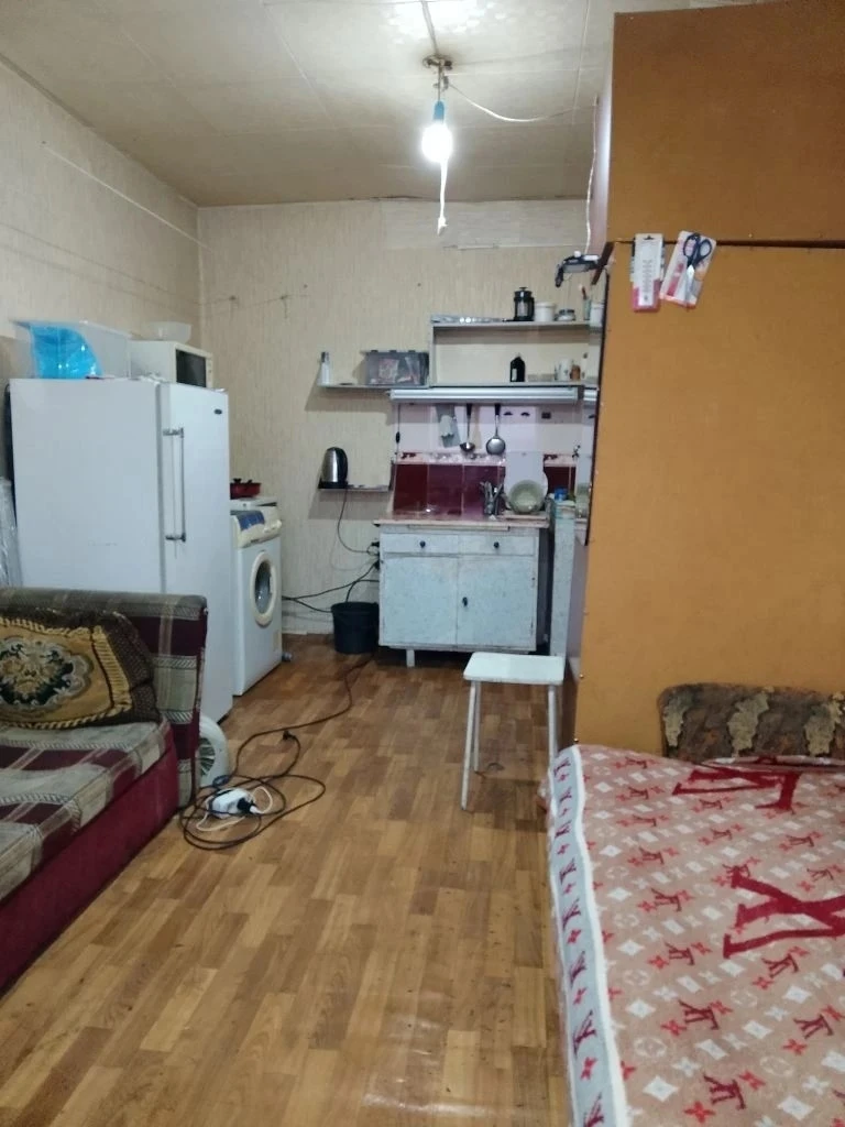 Сдаю КСТ Бажова 67, 5/5 этаж. Мебель, техника есть. Вода в комнате. Душ, туалет общий. 9000 всё вклю