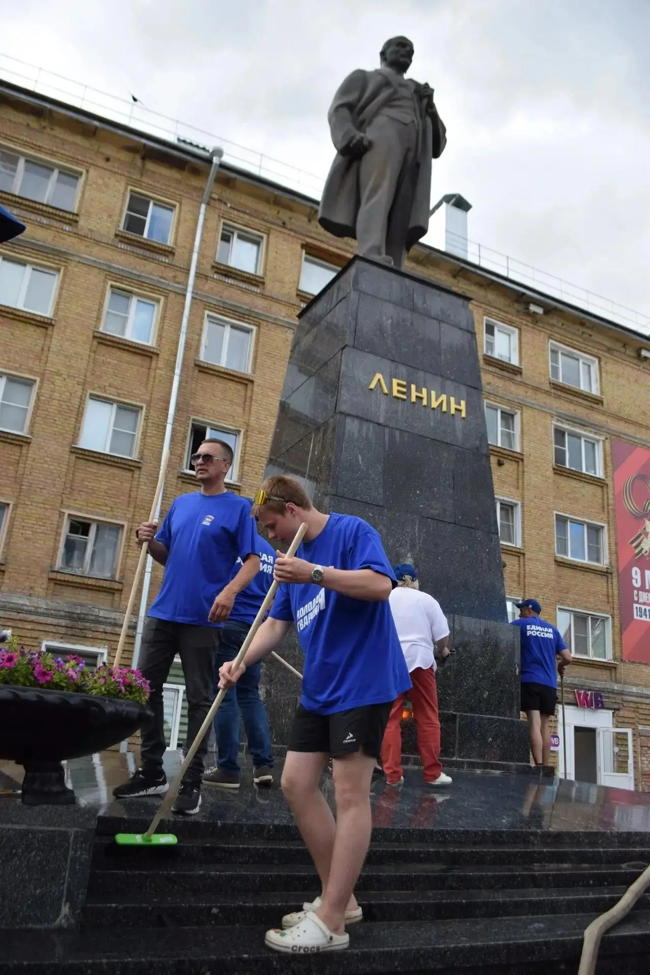 В Ухте почистили и помыли памятник Владимиру Ильичу Ленину. Щетки и тряпки в руки взяли депутаты и м