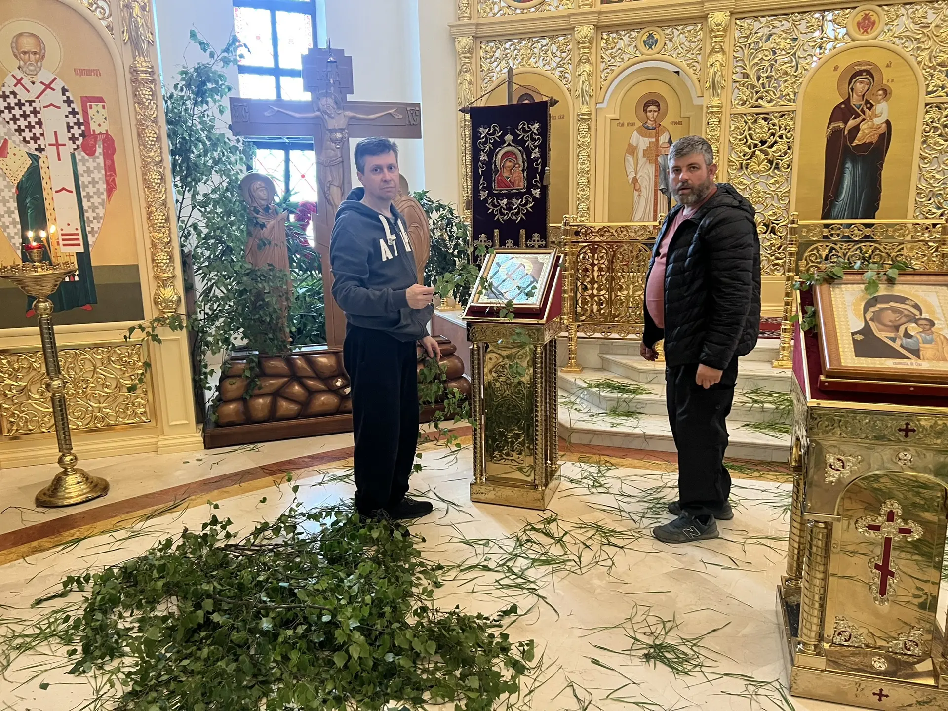 Подготовка храма ко дню Святой Троицы