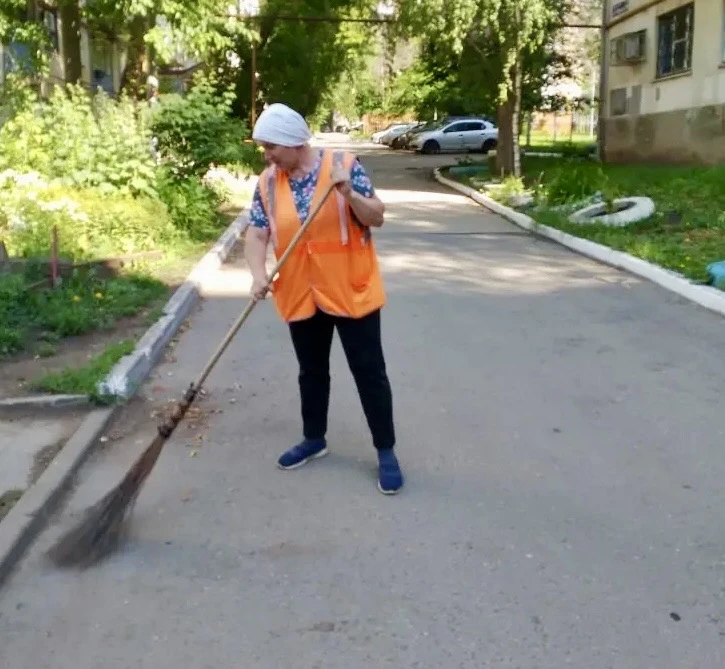 🧹Утренняя уборка придомовой территории по адресам: 
Днепровский проезд , 7
Карла Маркса, 386
Стара 