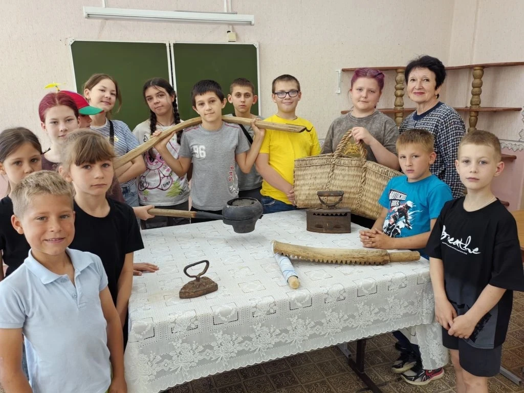 📜4 июня в летнем пришкольном лагере "Непоседы" прошел музейный урок "Как жили наши предки" в младши
