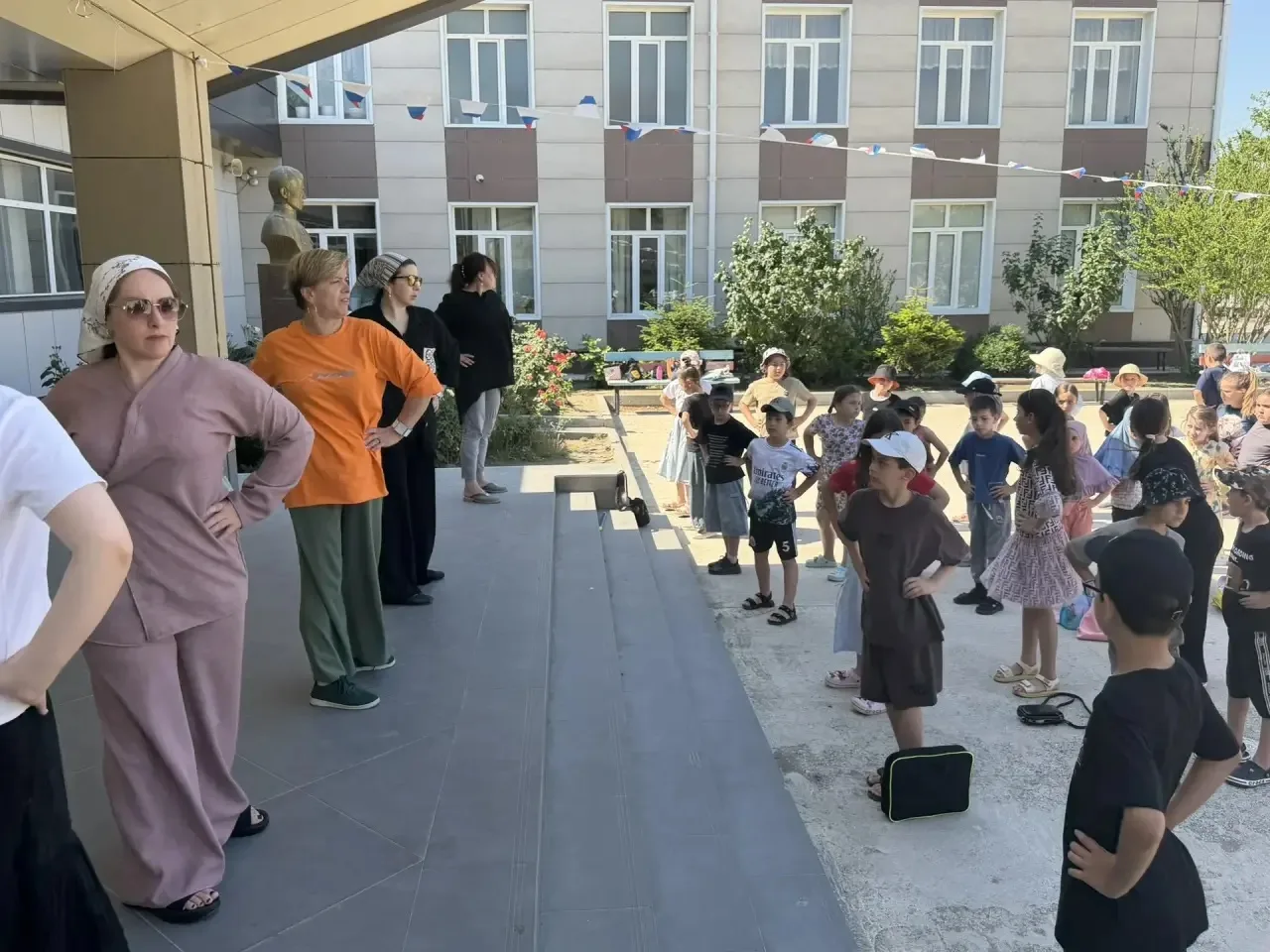 🌈 День 17 в «Радуге»: энергия, творчество и спорт!

Утро в нашем лагере снова началось с бодрой зар
