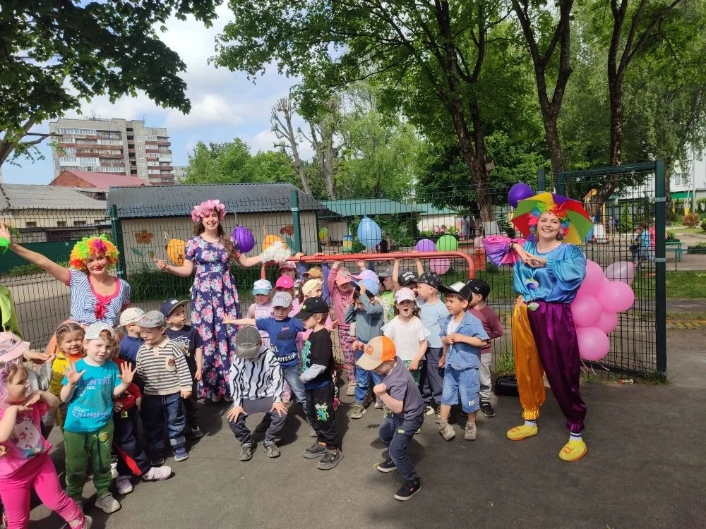 🌈 В День защиты детей воспитанников всех групп посетила гостья - Лето, которая привела с собой подр