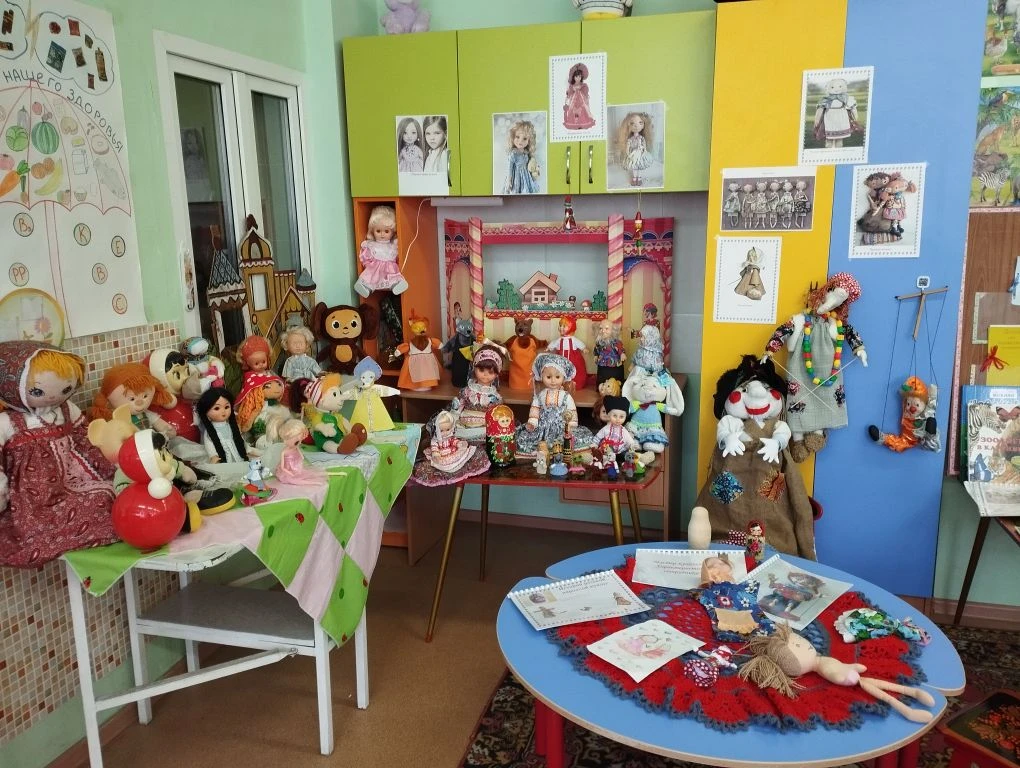 В мини-музее детского сада новый раздел: "Выставка кукол"