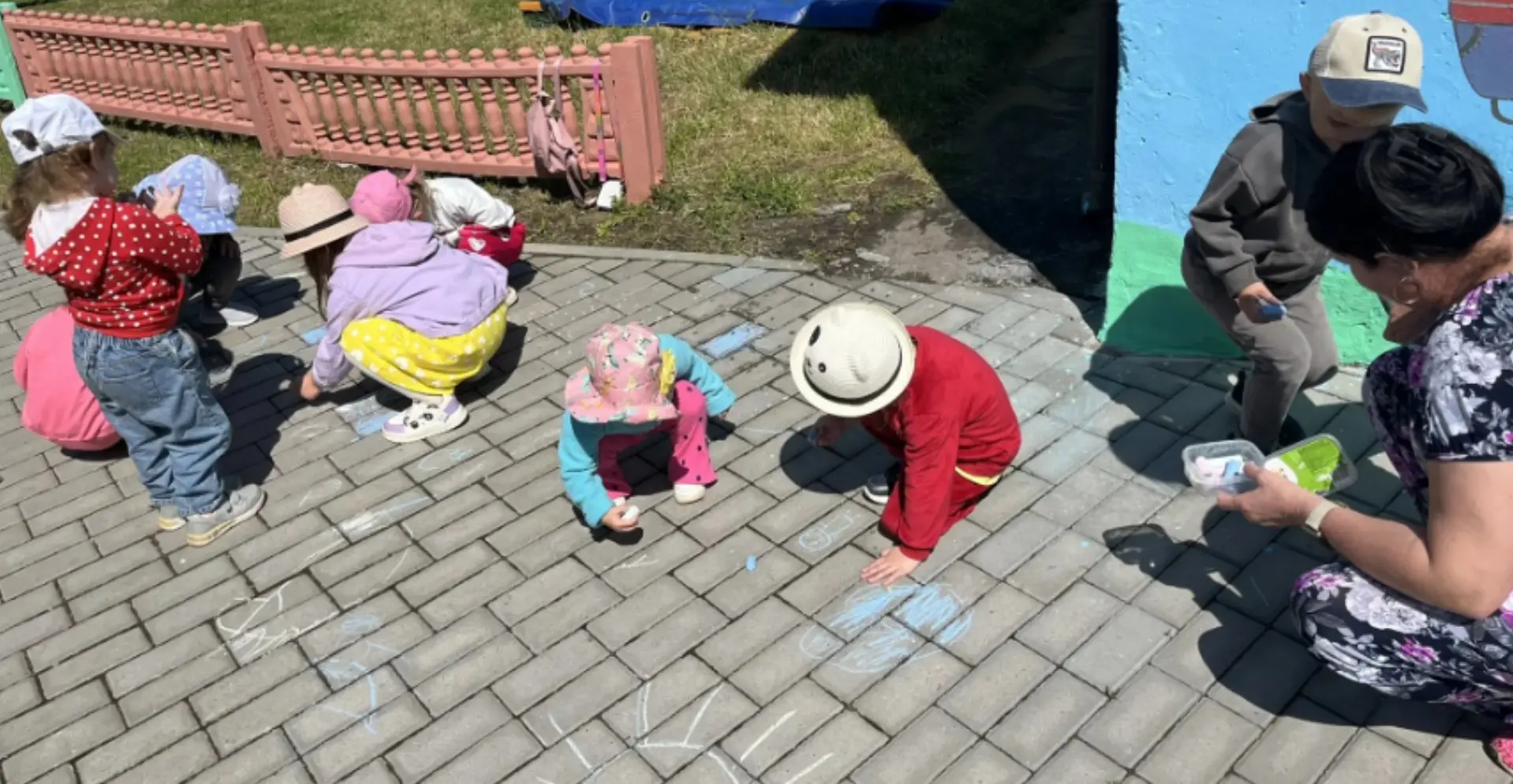 🌸Лето в самом разгаре. Солнышко светит так ярко, что руки сами тянутся к цветным мелкам. Для наших 