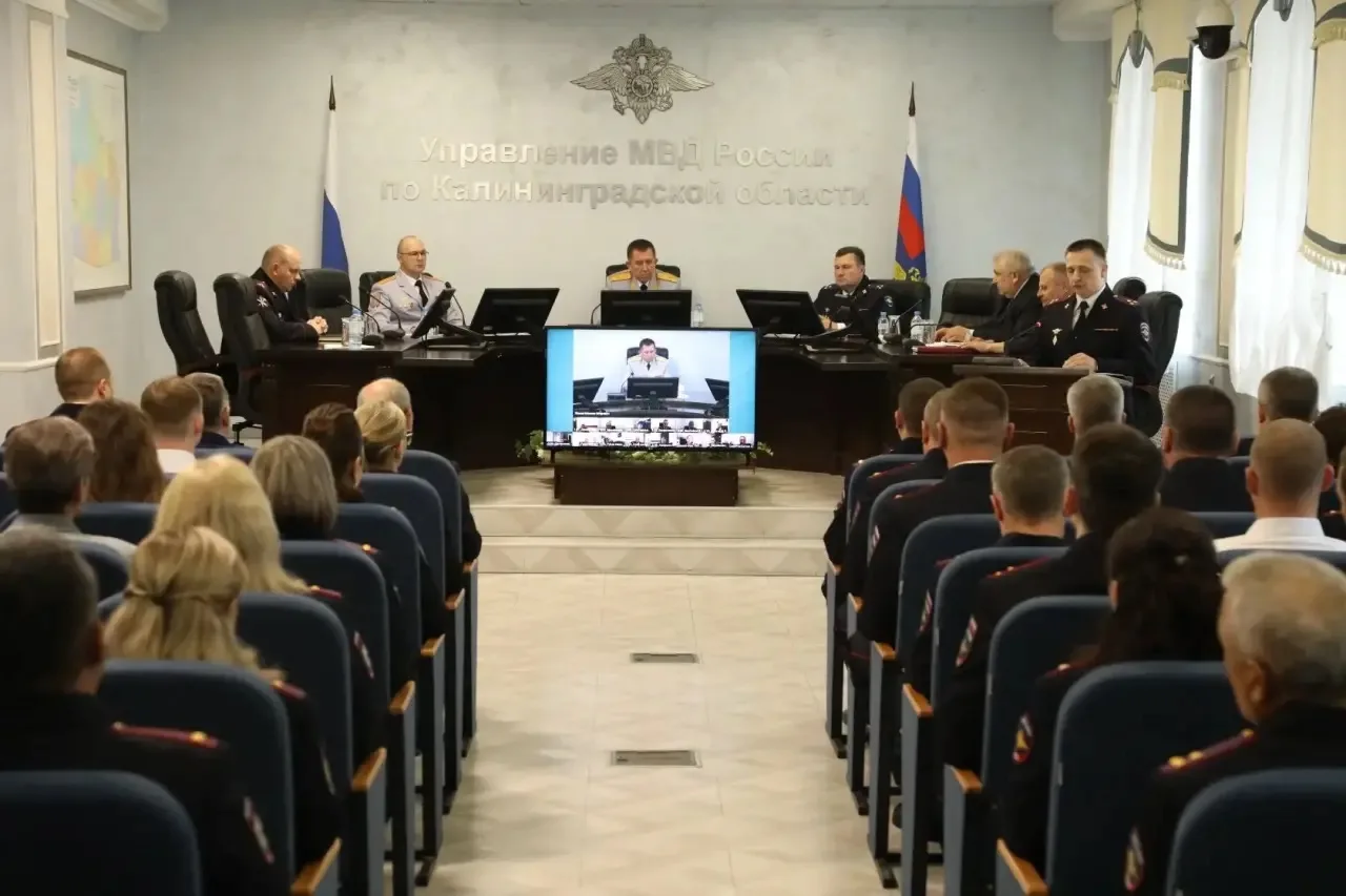 В преддверии Дня России генерал-майор полиции Вадим Ятайкин наградил особо отличившихся сотрудников 