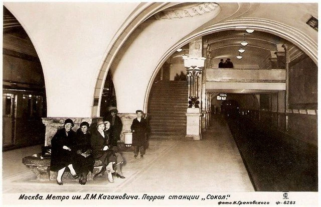 🚇 Московская станция "Сокол" в первые дни работы

К сожалению, оригинальные светильники окаймляющие
