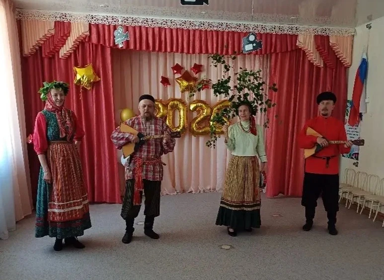 Сегодня в нашем детском саду был большой праздник! К нам приезжал фольклорный театр «Раёк», это было