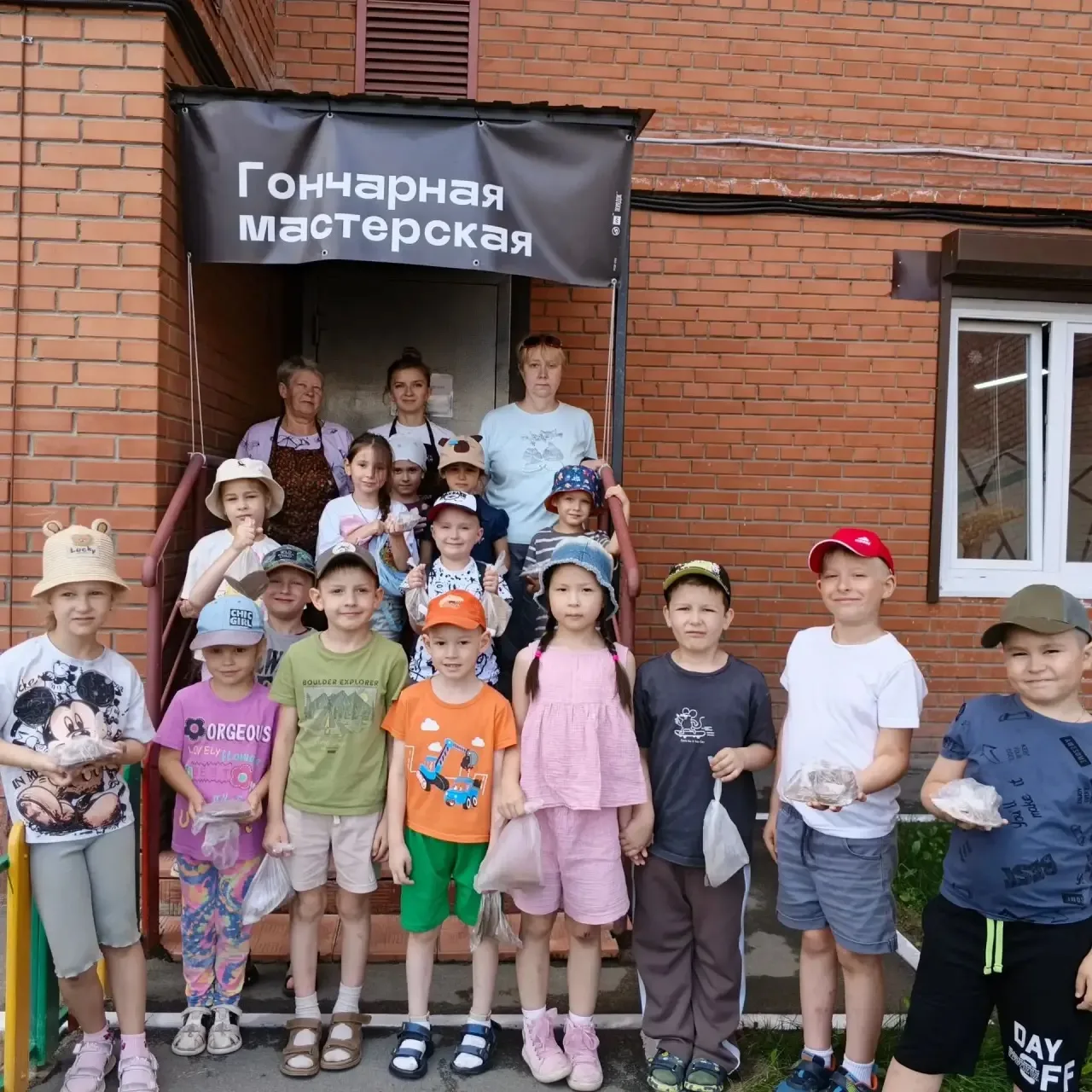 Вчера воспитанники подготовительных групп N 5 «Бабочки» и N 7 «Звёздочки» посетили гончарную студию 