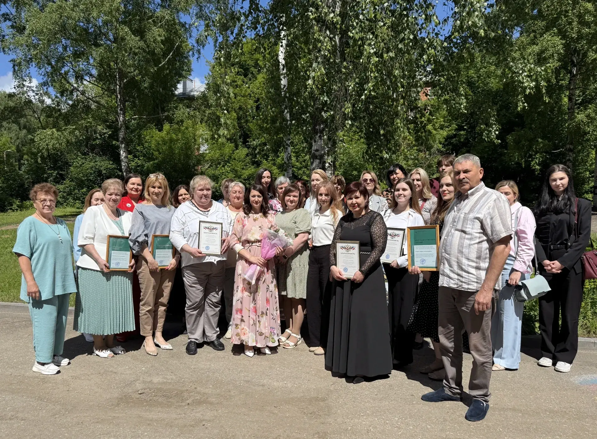 С приветственным словом и благодарностью за служение людям, благородный труд, милосердие к сотрудник