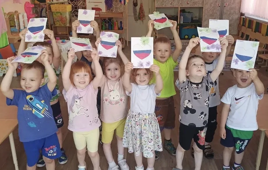 Воспитанники второй младшей группы N 8 «Подсолнушки» создали открытки и флажки ко Дню России. Ребята