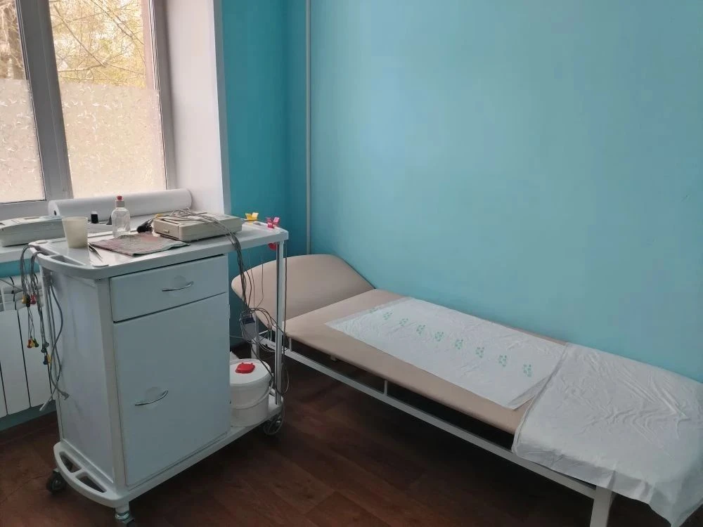При ощущении дискомфорта в области сердца, боли и нарушении ритма следует сделать ЭКГ. Для этого Вам