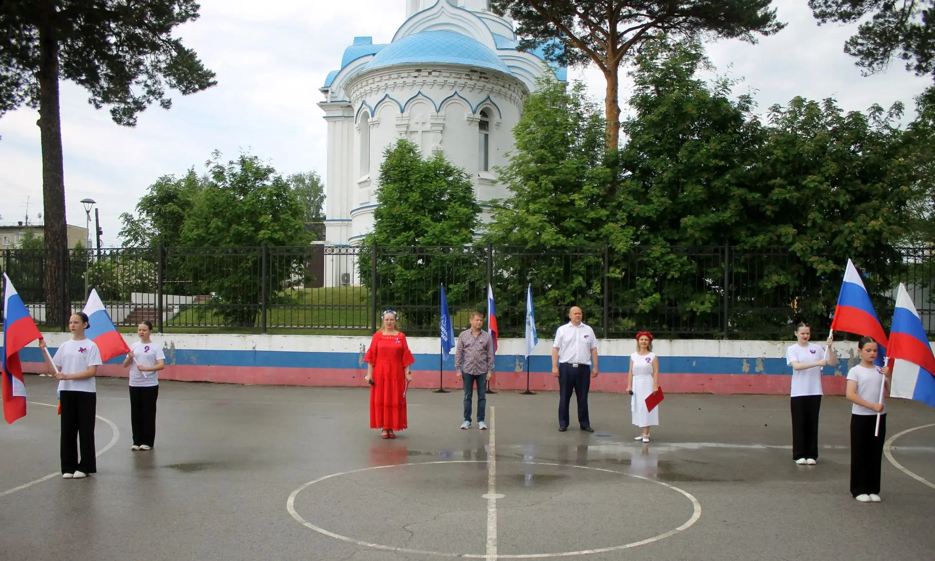 11 июня, в преддверии главного государственного праздника, на спортивной площадке нашего посёлка про