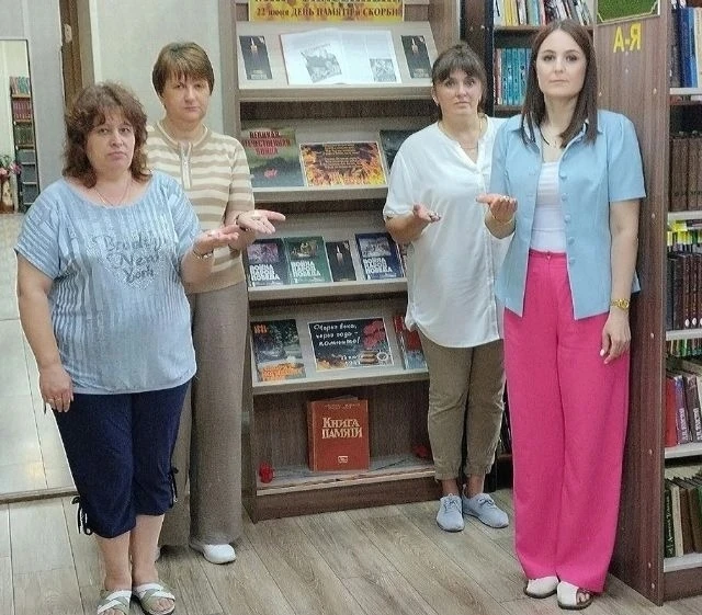 #Погарская_библиотека
#Свеча_Памяти_иСкорби
#День_памяти

И помнит мир спасённый 🪖

22 июня — одна 