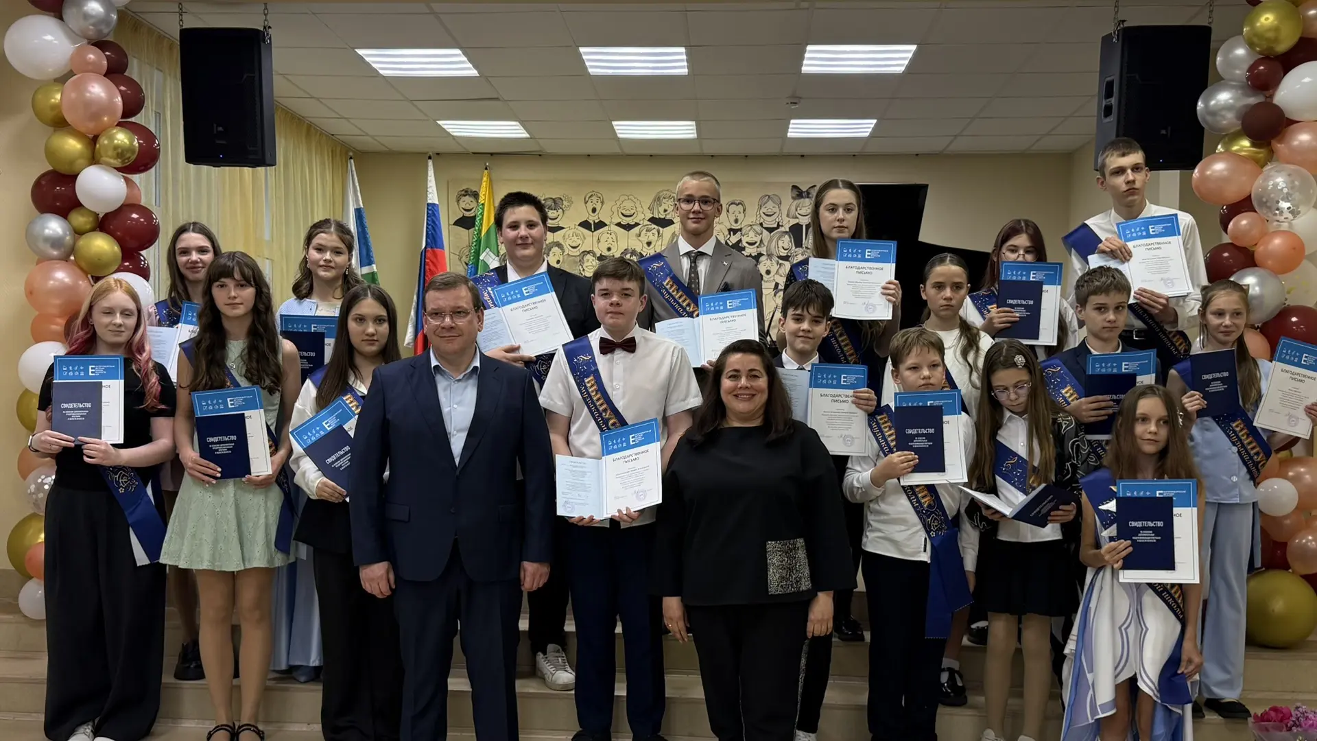 Вручил свидетельства об окончании обучения выпускникам Детской школы искусств № 9 и Детской хоровой 