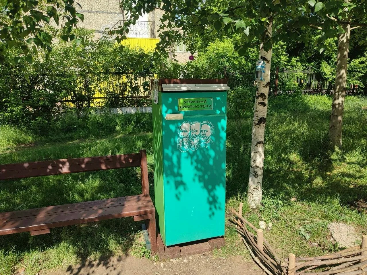 📍Такая необычная уличная библиотека есть на ул. Костычева. Старый холодильник теперь служит шкафом 