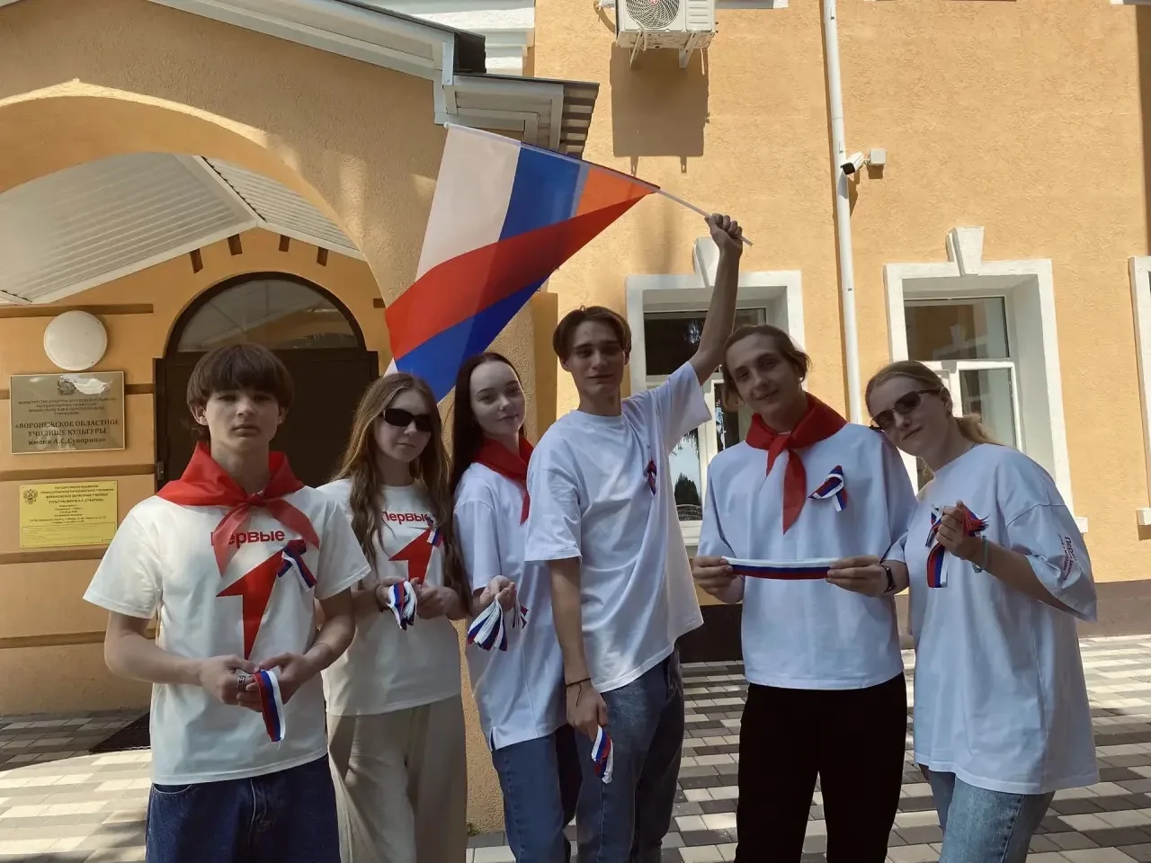 Сегодня наши студенты организовали и приняли активное участие в праздничной акции, приуроченной к Дн