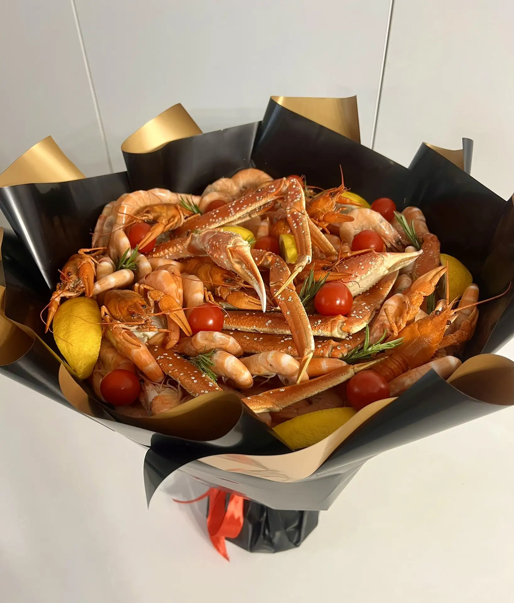 Роскошный букет из морепродуктов 🦀🦐🦞отправился поздравлять коллегу по работе с Юбилеем 🥳

Стоимо