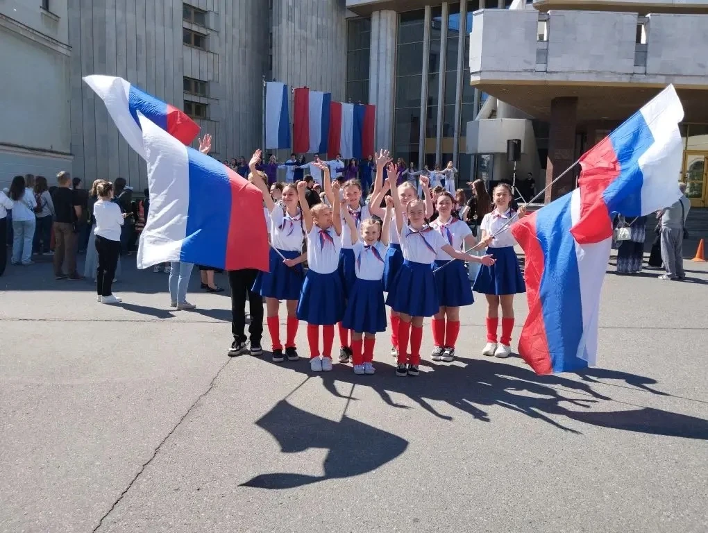 ✨ Яркие эмоции и патриотический настрой! ✨
Сегодня детский творческий коллектив нашей школы "Слышим 