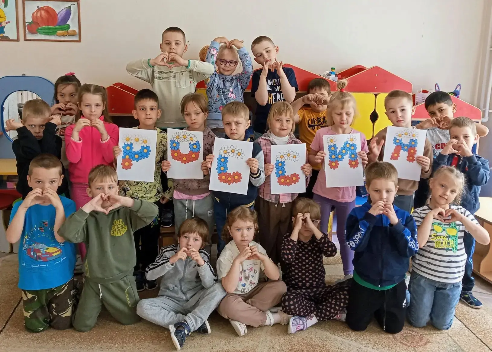 Сегодня в старшей группе прошло занятие ко Дню России! Ребята узнали много нового о государственных 