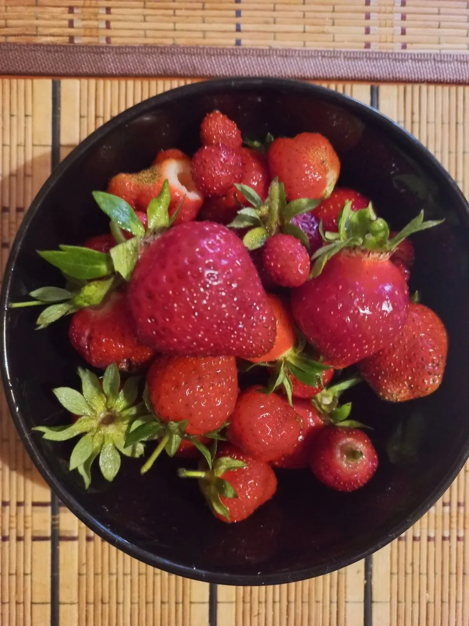 На старт, внимание, клубника🍓
Первая пошла.
Своя она и есть своя.
Вкус, запах😌
Кто уже своей надра