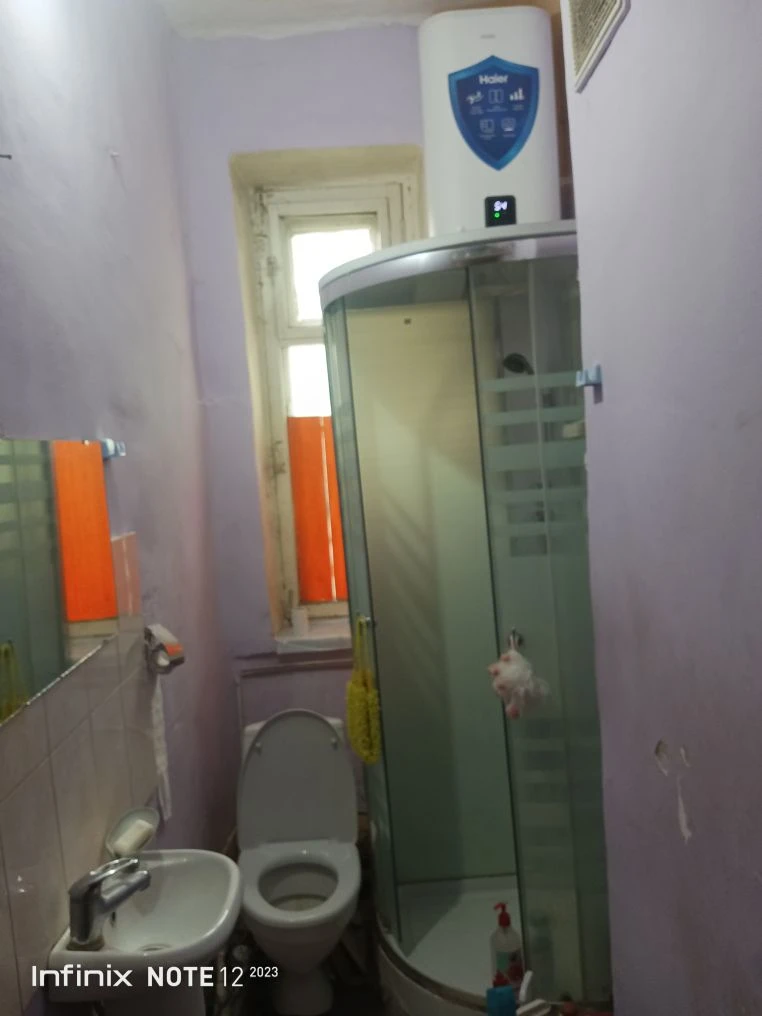 С августа буду сдавать комнату 15 м отдельный вход. 
В 3 х комнатной. На Ак. Губкина. Рядом трамвай 