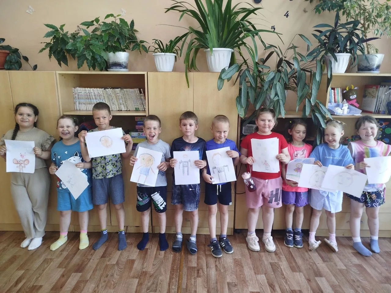 Сегодня в лагере "Солнышко" ребята играли в увлекательную развивающую игру «Соедини
рисунок по точка