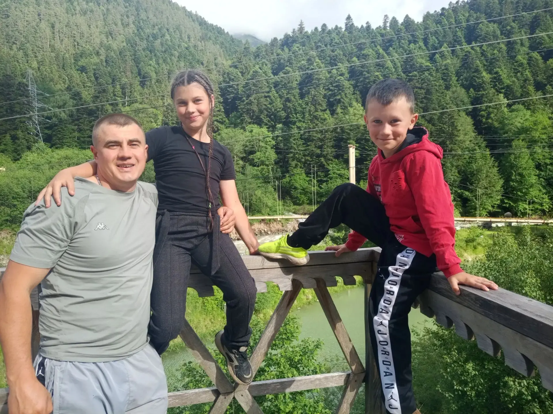 🎉 Ко Дню семьи в нашей школе открылась фотовыставка «Моя семья»! 📸

На снимках — тёплые моменты и 