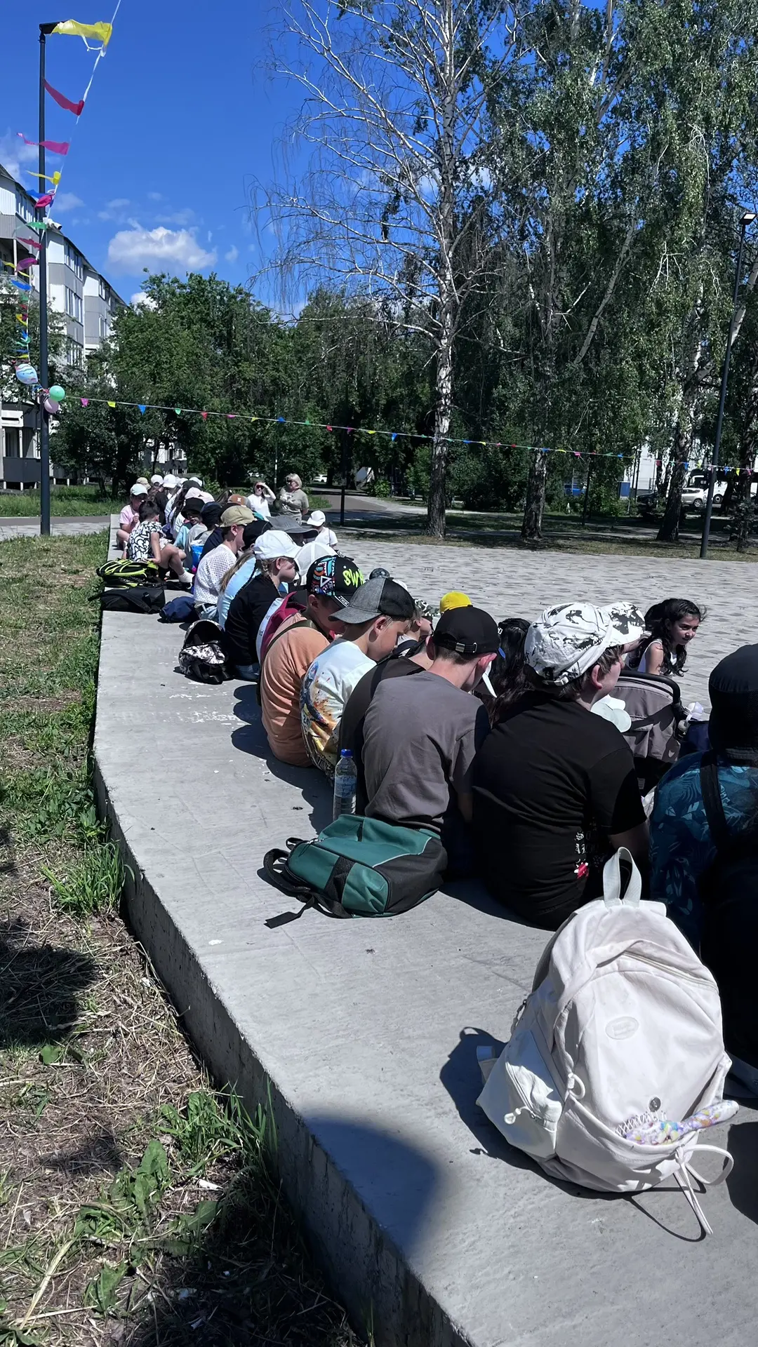В эти минуты в сквере «Юности» дал  стар детский «Сабантуй». 
Лето в Татарстане продолжается. 
Всем 
