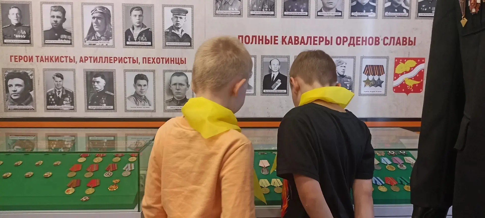Живой урок памяти и уважения

Сегодня для воспитанников летних досуговых площадок СП «Родник» (Ленин