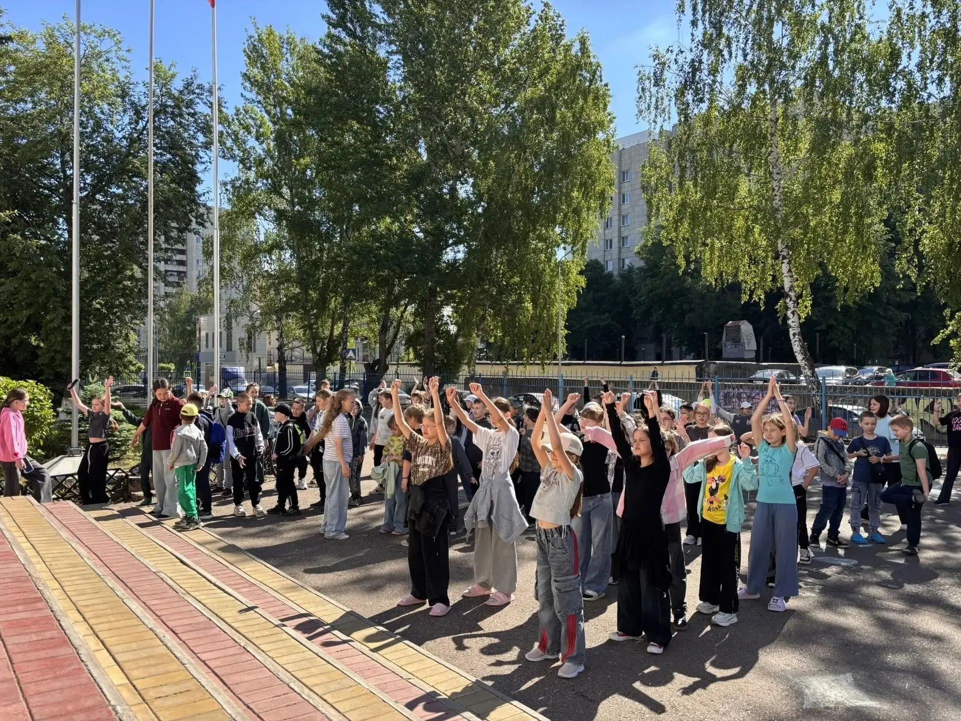 ТОРЖЕСТВЕННОЕ ПОДНЯТИЕ ФЛАГОВ: старт новой недели в пришкольном лагере! Традиционно утро понедельник