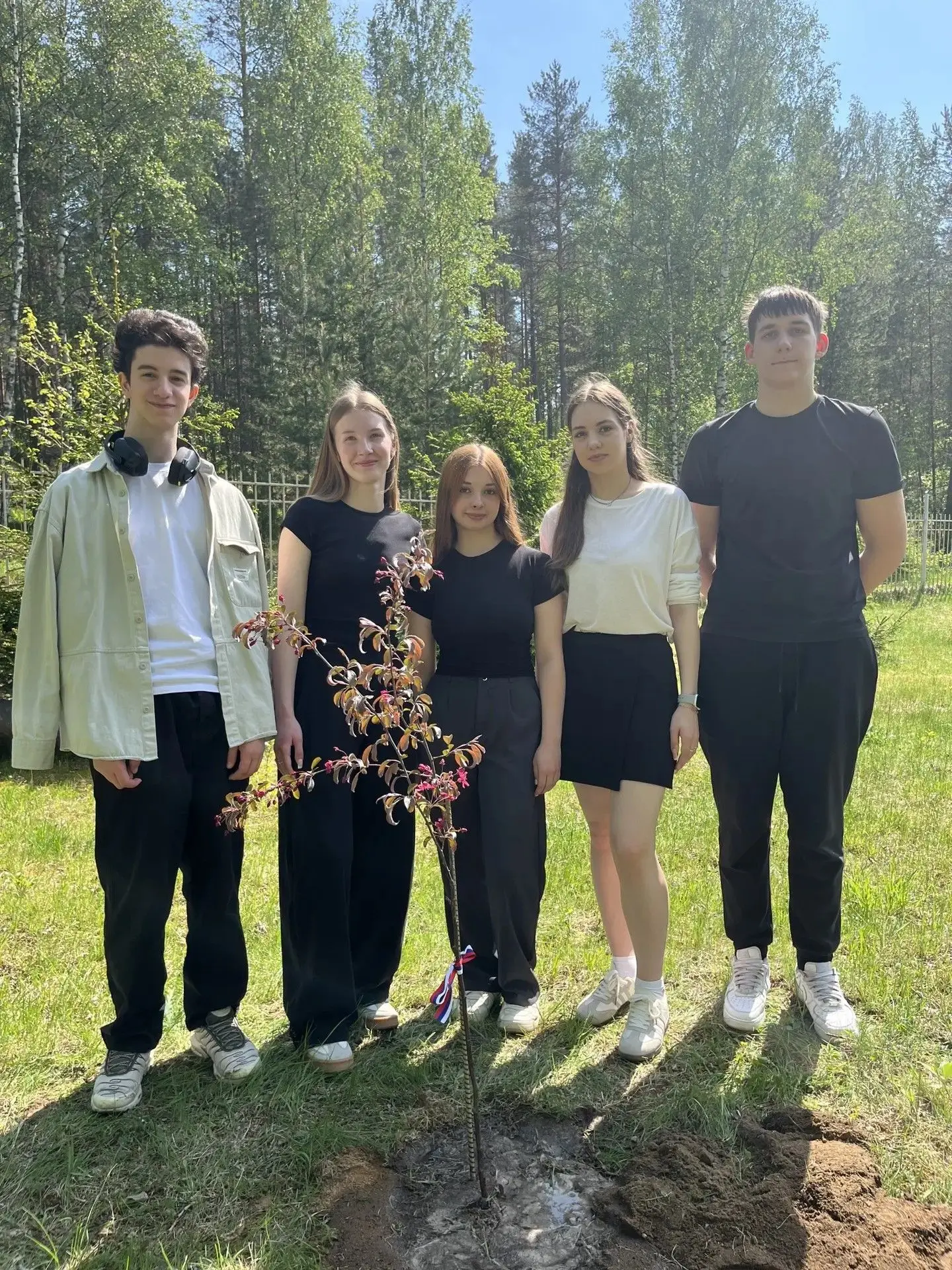🙌🎓☘️В рамках школьной традиции наши одиннадцатиклассники посадили яблоню на "Аллее выпускников".
✨