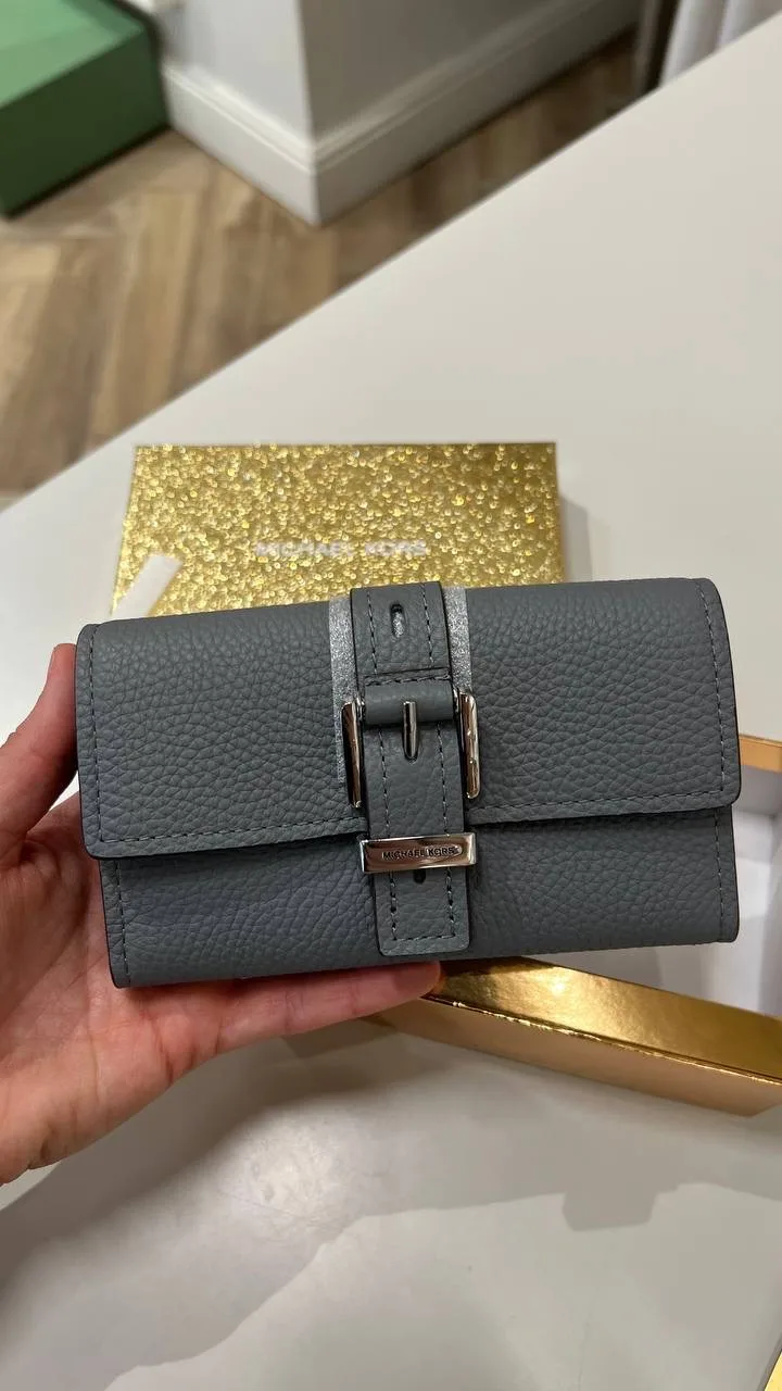 Michael Kors кошелёк 

7200₽ | 14.5*9

ОФОРМИТЬ ЗАКАЗ ✏️