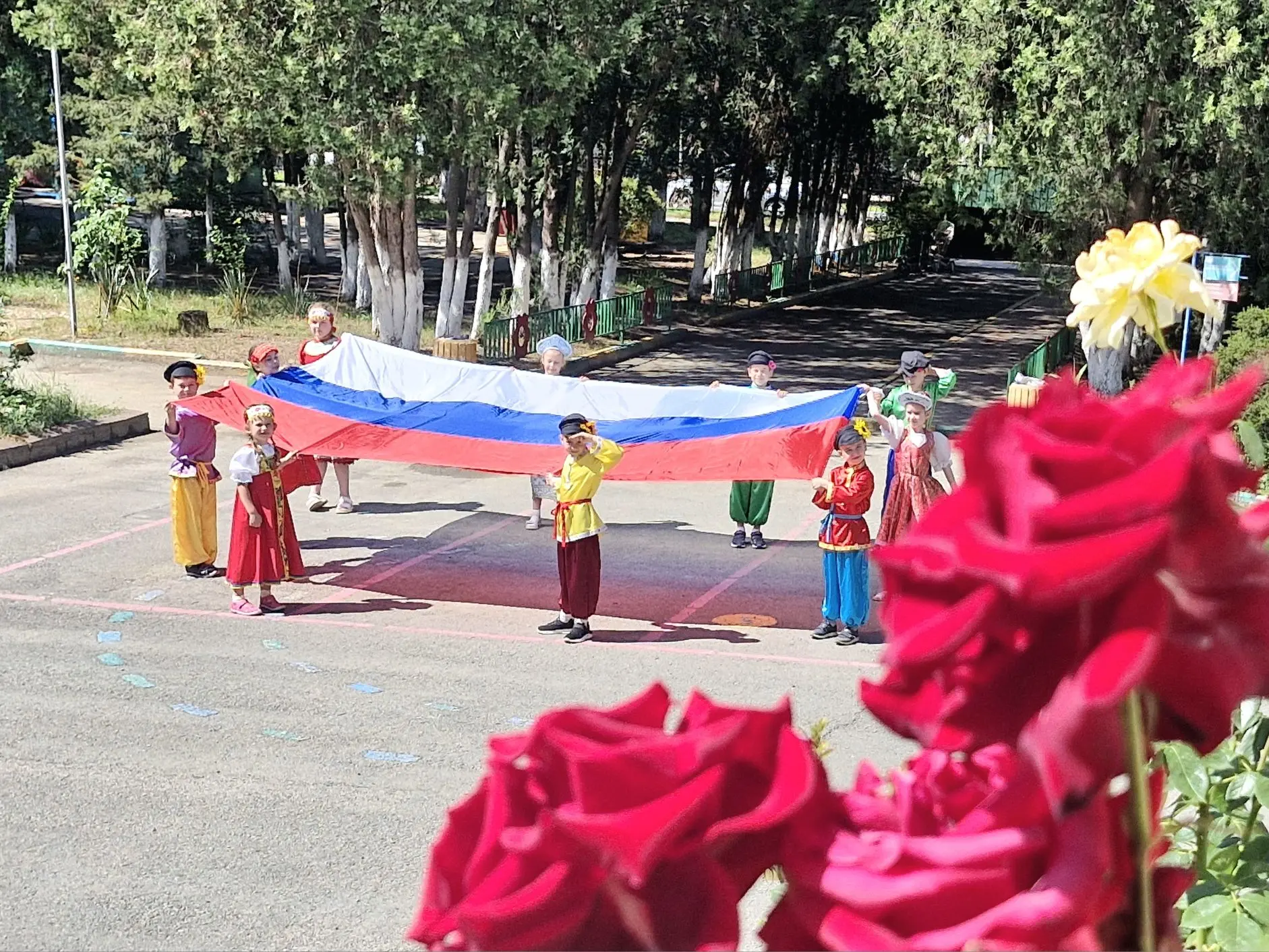 С Днем России! 🇷🇺

В нашем детском саду прошли праздничные мероприятия, посвященные Дню России. Эт
