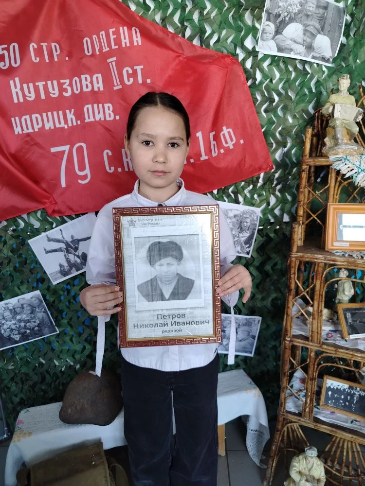 Орлята принимают участие в акции "Бессмертный полк" 🕊️
Ребята с гордостью фотографируются с портрет