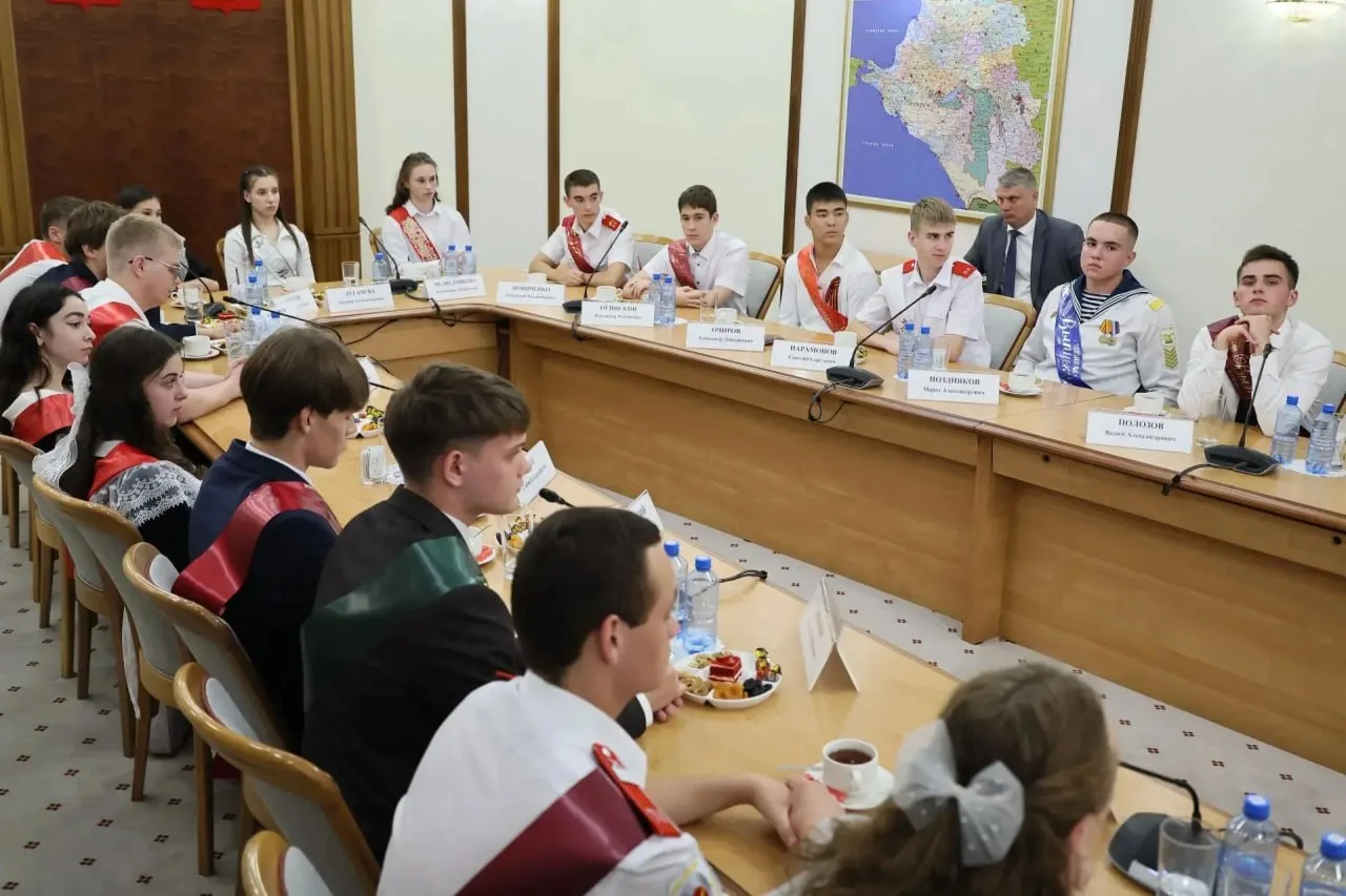 Два выпускника из Кавказского района побывали на приёме у губернатора Кубани

Кадет Кропоткинского к