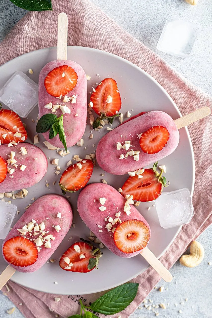 Клубничное мороженое без сахара 🍧 

Идеально для жаркого лета ☀️ 
Наш рецепт подходит вегетарианцам