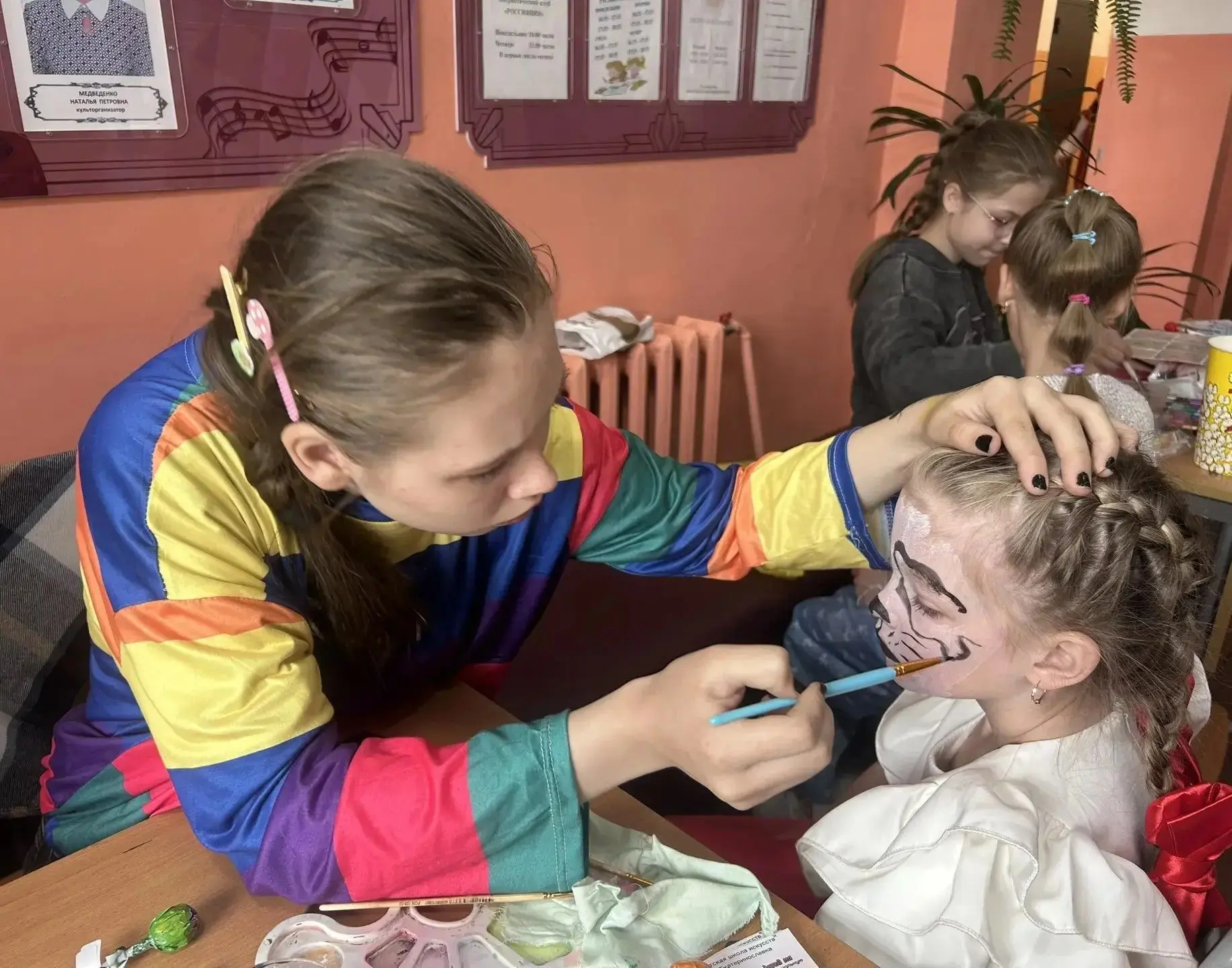 🎨Счастье на лицах: как наши художники подарили детям праздник☀️⁣

Сегодня, в День защиты детей,  в 