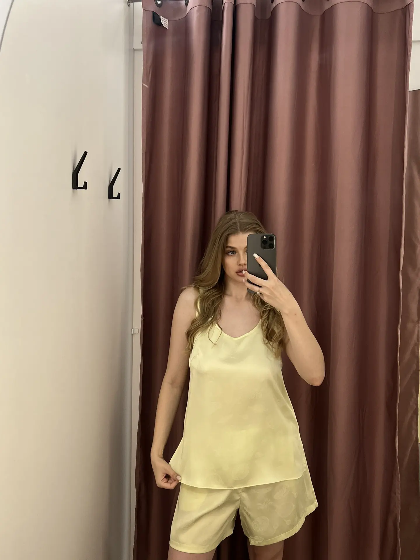 Свежие комплекты в нежном лимонном оттенке 🍋

Лёгкие, летящие, с настроением тёплого утра, отпуска 