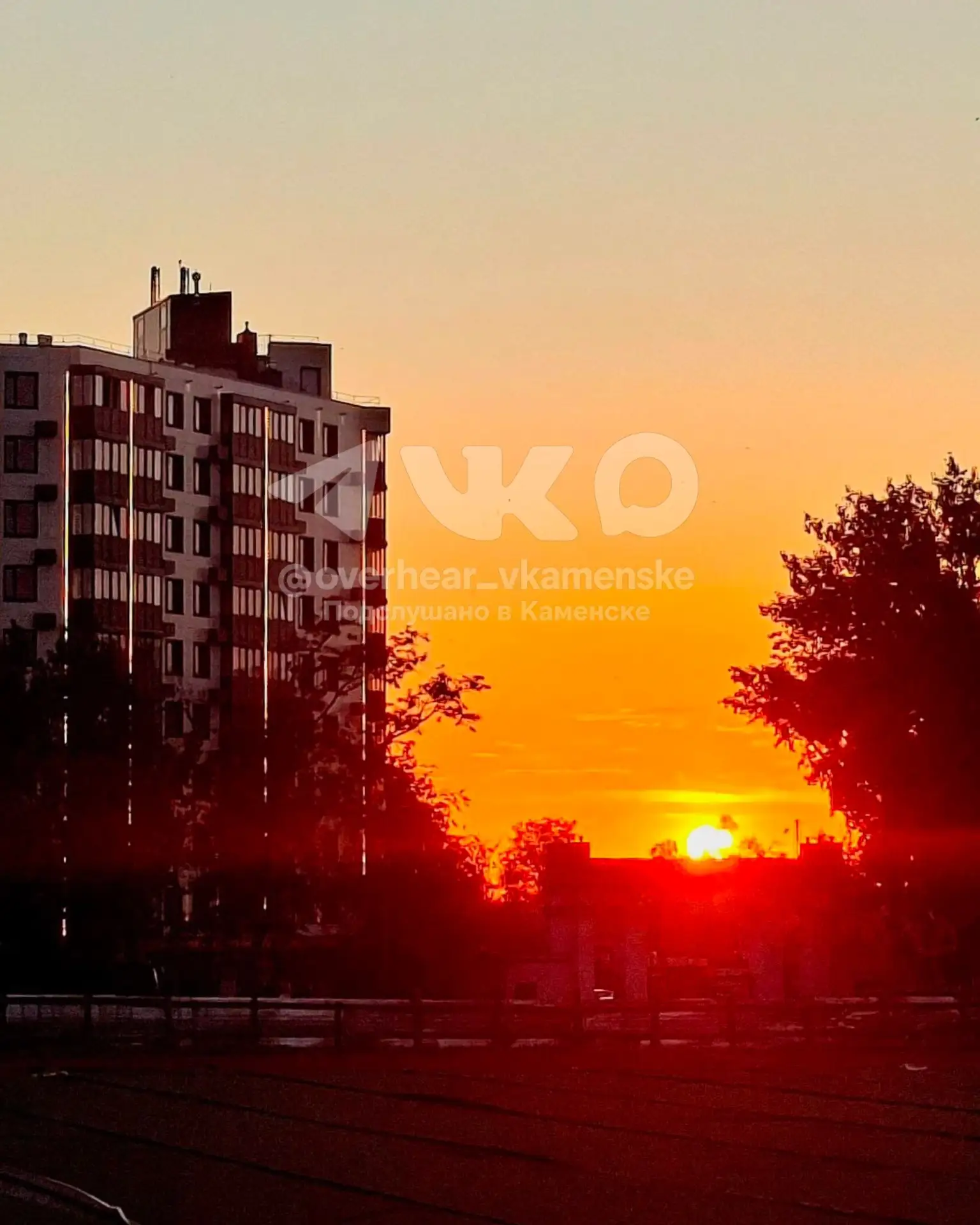 🌅 С летним солнцестоянием! 
С одной стороны — шикарный закат, а с другой — радуга 😊 — делятся фото