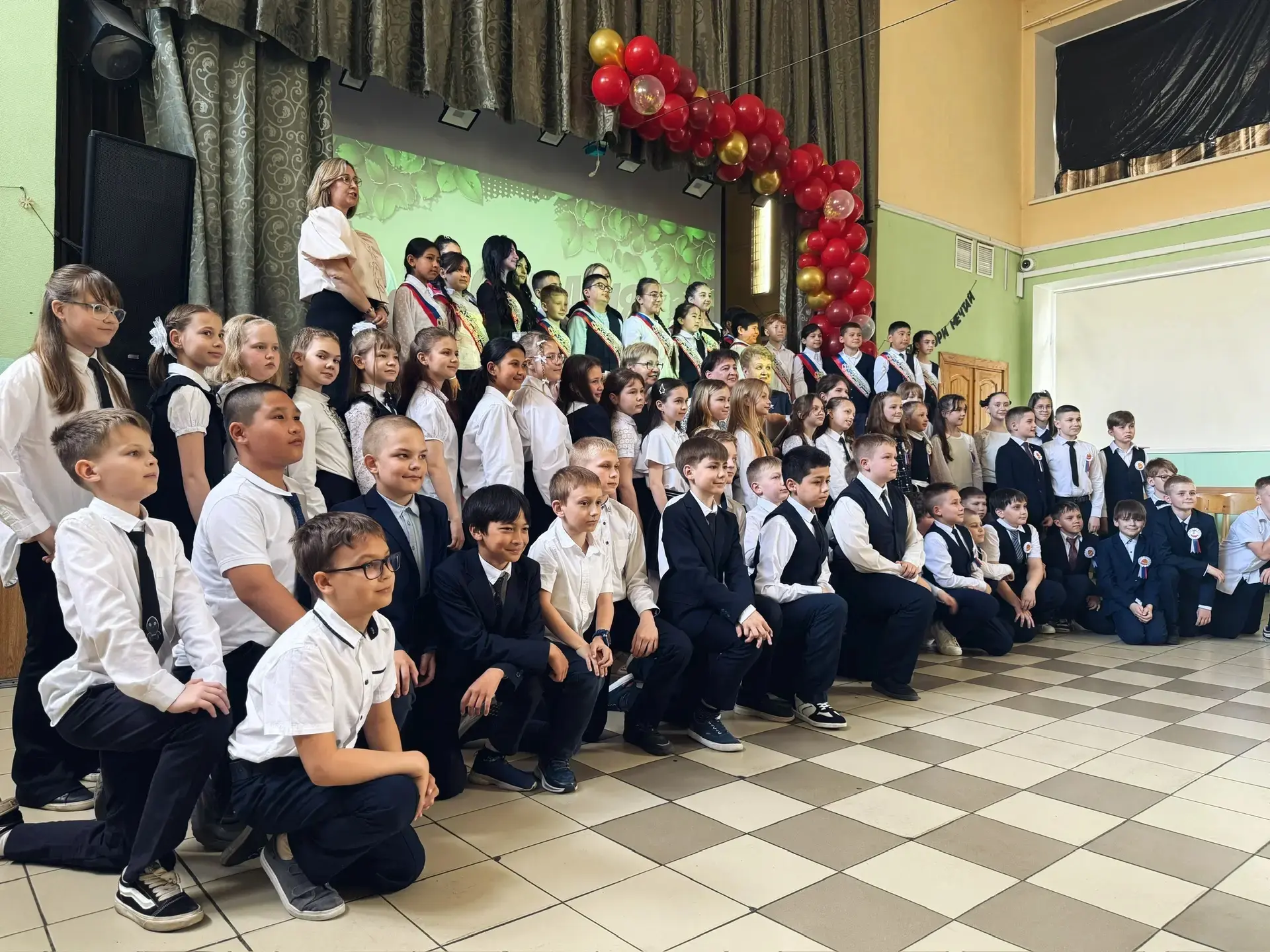 🎉Отгремел  выпускной в 4-ых классах.

🥲Мы смотрели на ребят и не верили своим глазам. Те забавные 