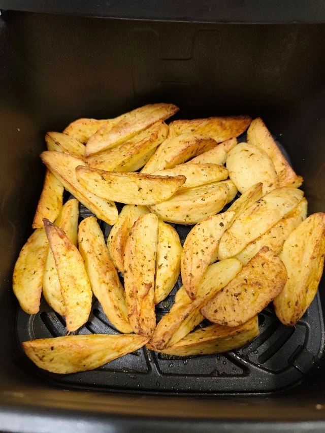 Картофель по-деревенски в аэрогриле

Домашний картофель по-деревенски - это прекрасный гарнир, котор