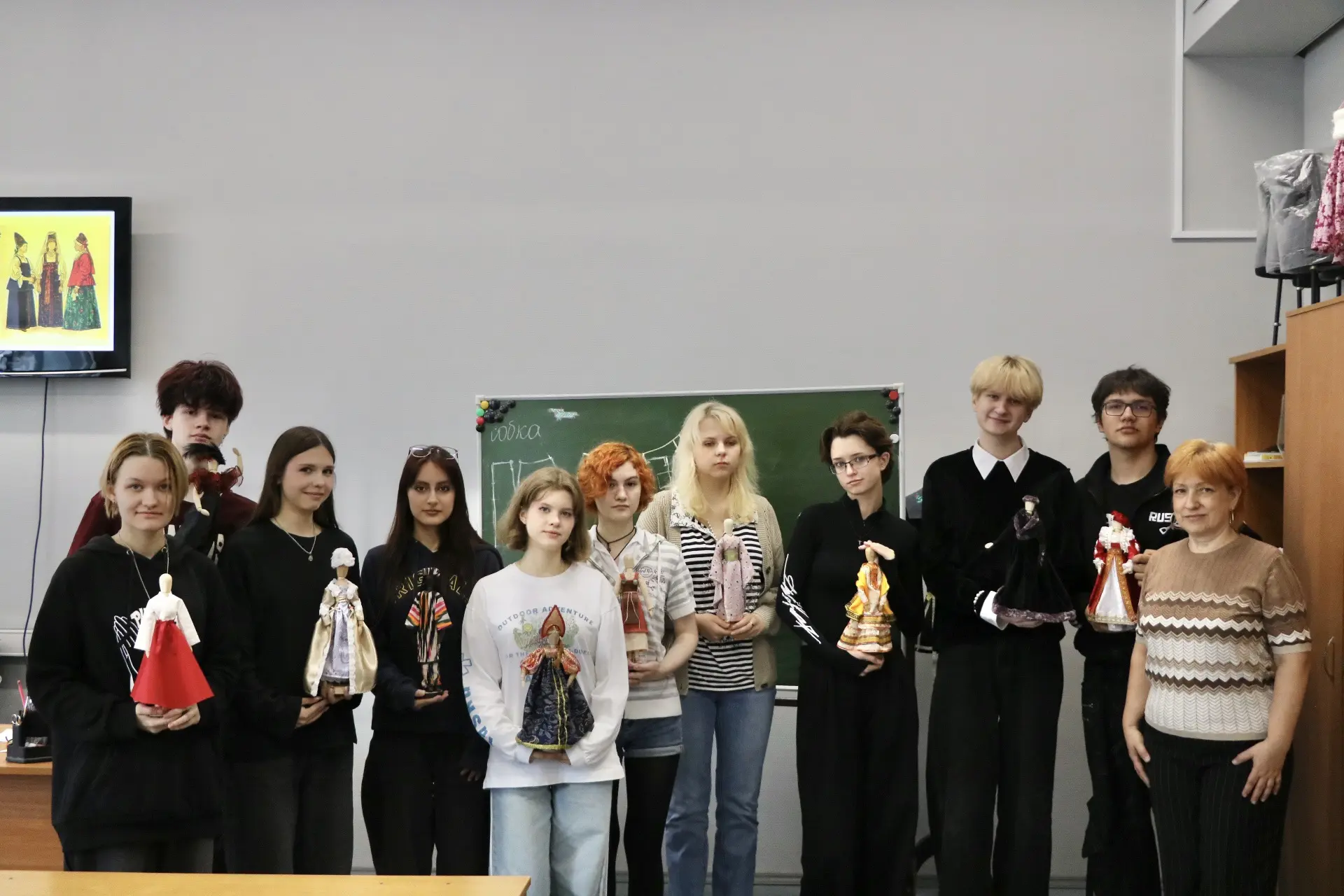 🎨 Защита индивидуальных проектов

На шарнирных манекенах были представлены исторические костюмы раз