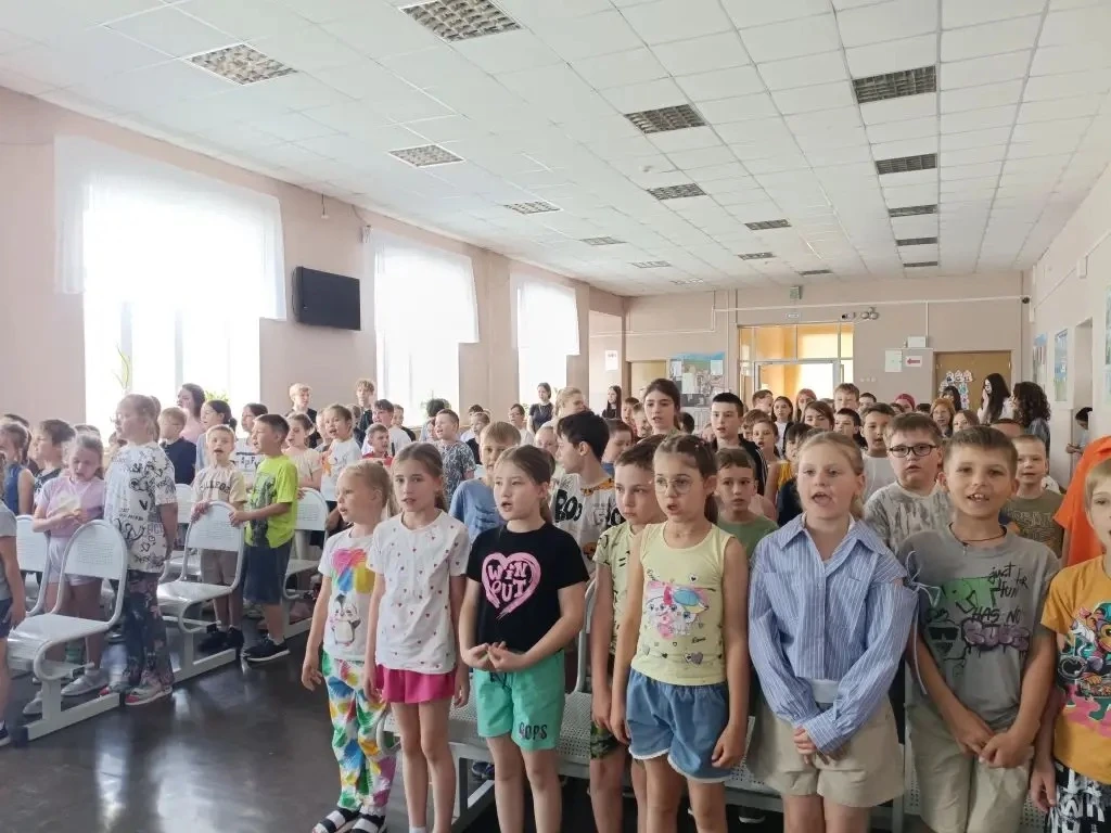 В преддверии Дня России в пришкольном лагере прошёл тематический день, посвящённый нашей стране, её 