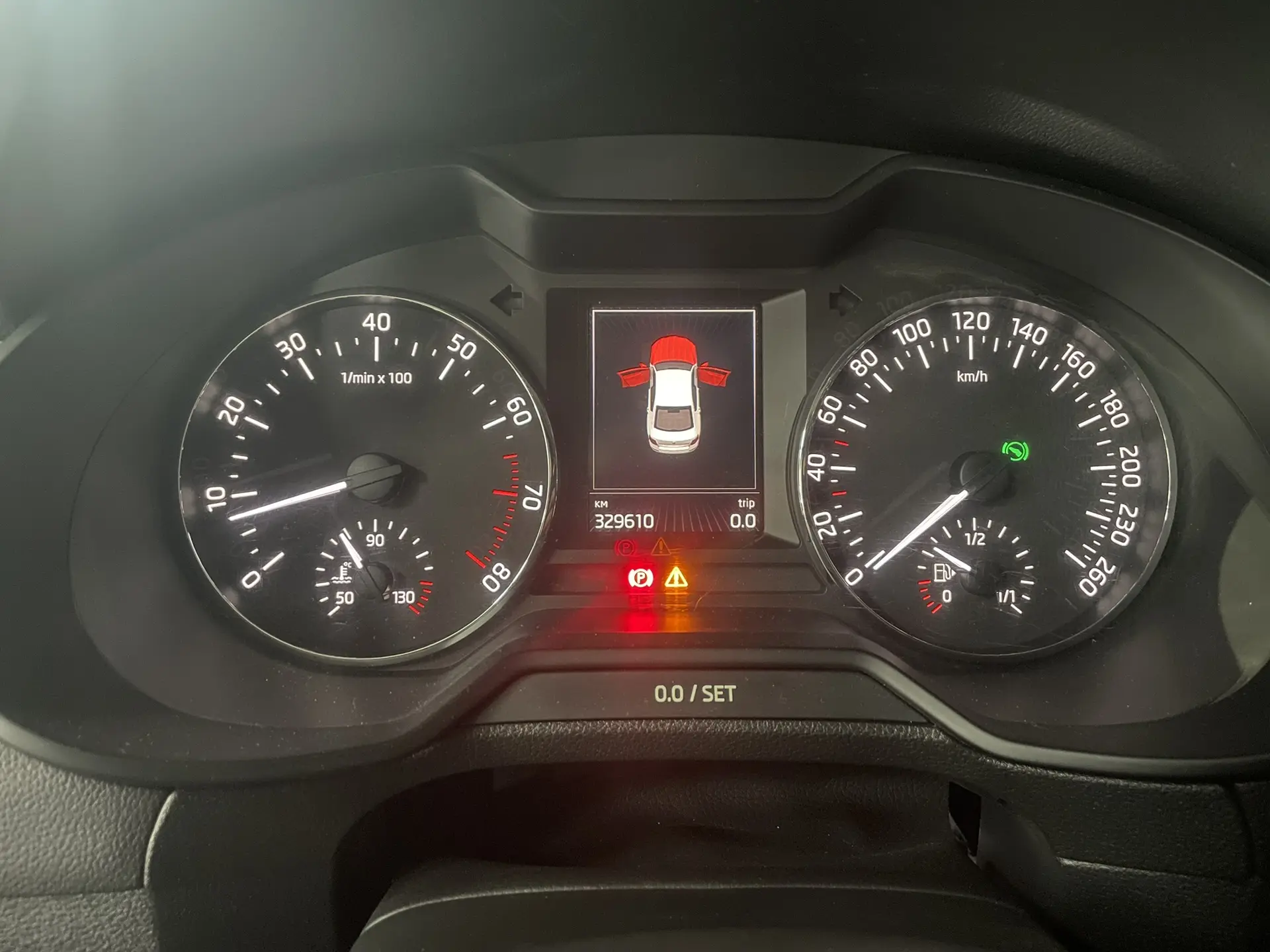 Skoda Octavia A7
Ошибки по всем передним парктроникам 
Проблема в обрыве проводов у фишки, возле бач