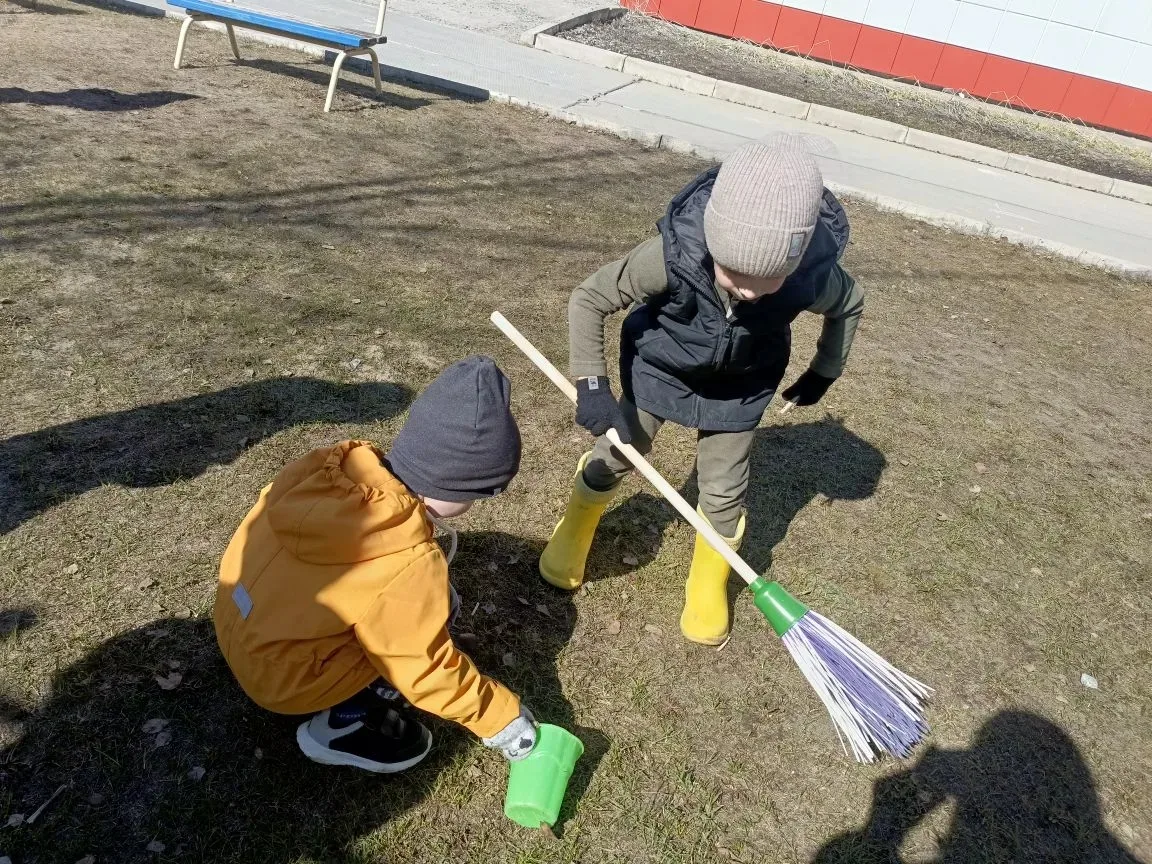 Детский субботник в группе «Ромашка» 🌷

Наши малыши сегодня отправились наводить порядок на своей п