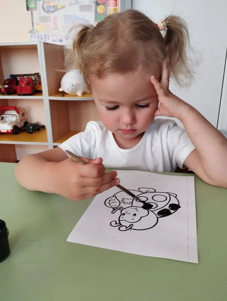Творческий полёт: божьи коровки от наших дошколят! 🎨

Яркие, милые, с чёрными точками — божьи коров