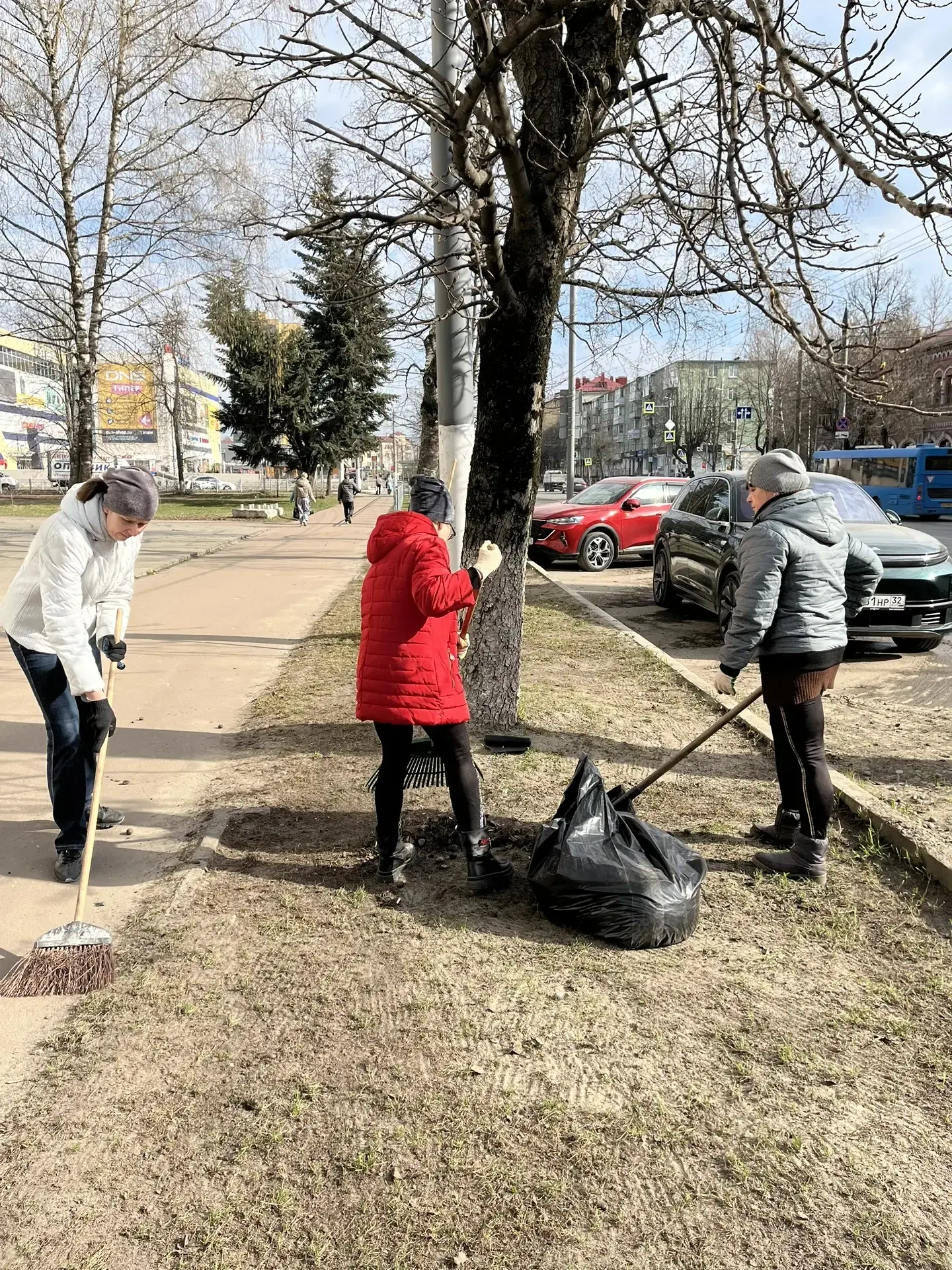 Сегодня в Брянске прошёл второй за сезон пятничник. Улицы города, мемориалы, скверы, парки, детские 